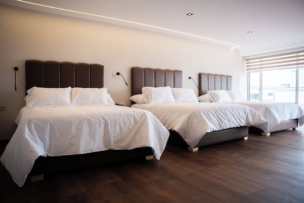 Habitación triple Confort, vistas a la ciudad | Escritorio, espacio para trabajar con un portátil, wifi gratis