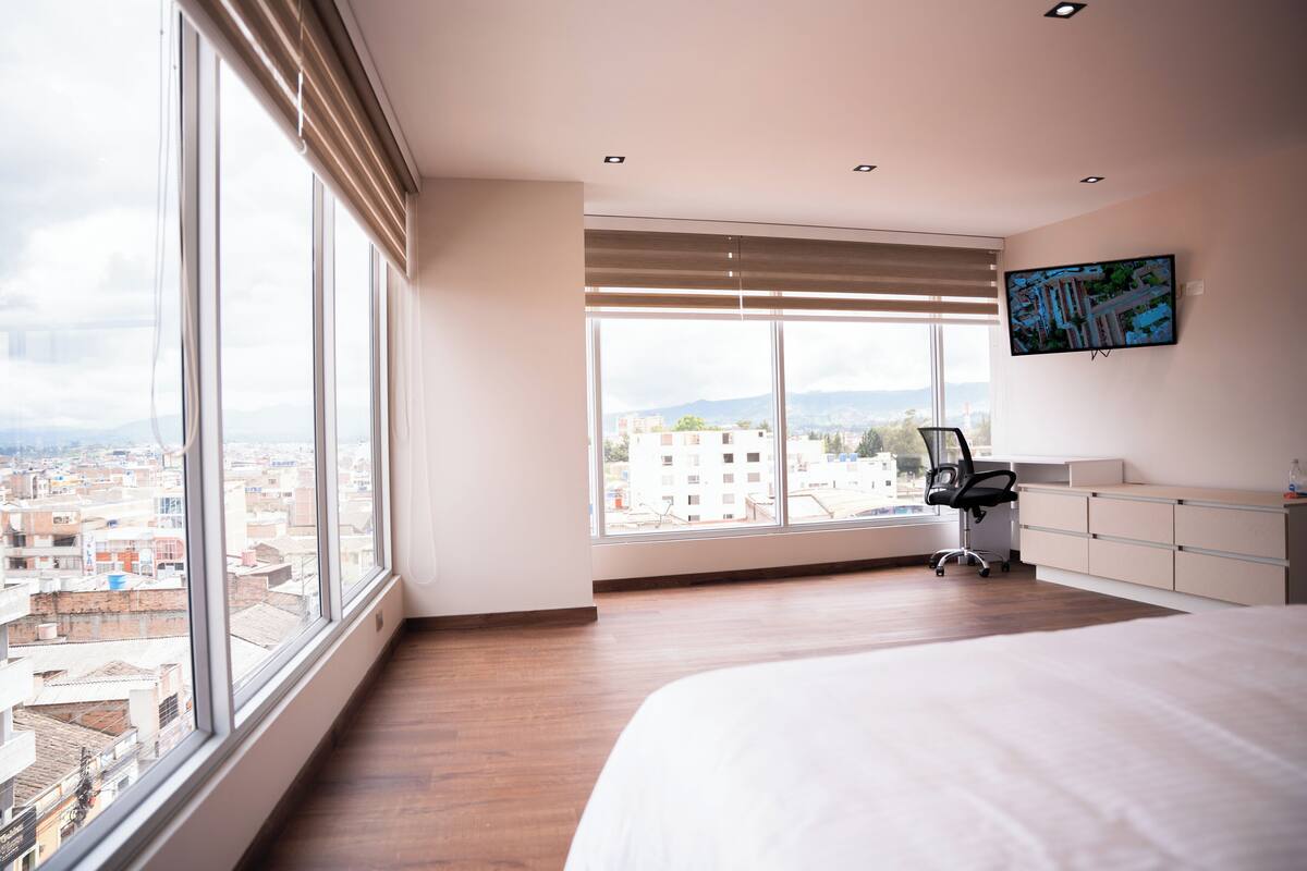 Habitación cuádruple Deluxe, vistas a la ciudad | Escritorio, espacio para trabajar con un portátil, wifi gratis
