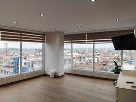 舒适三人房, 城市景观 | 办公桌、笔记本电脑工作区、免费 WiFi