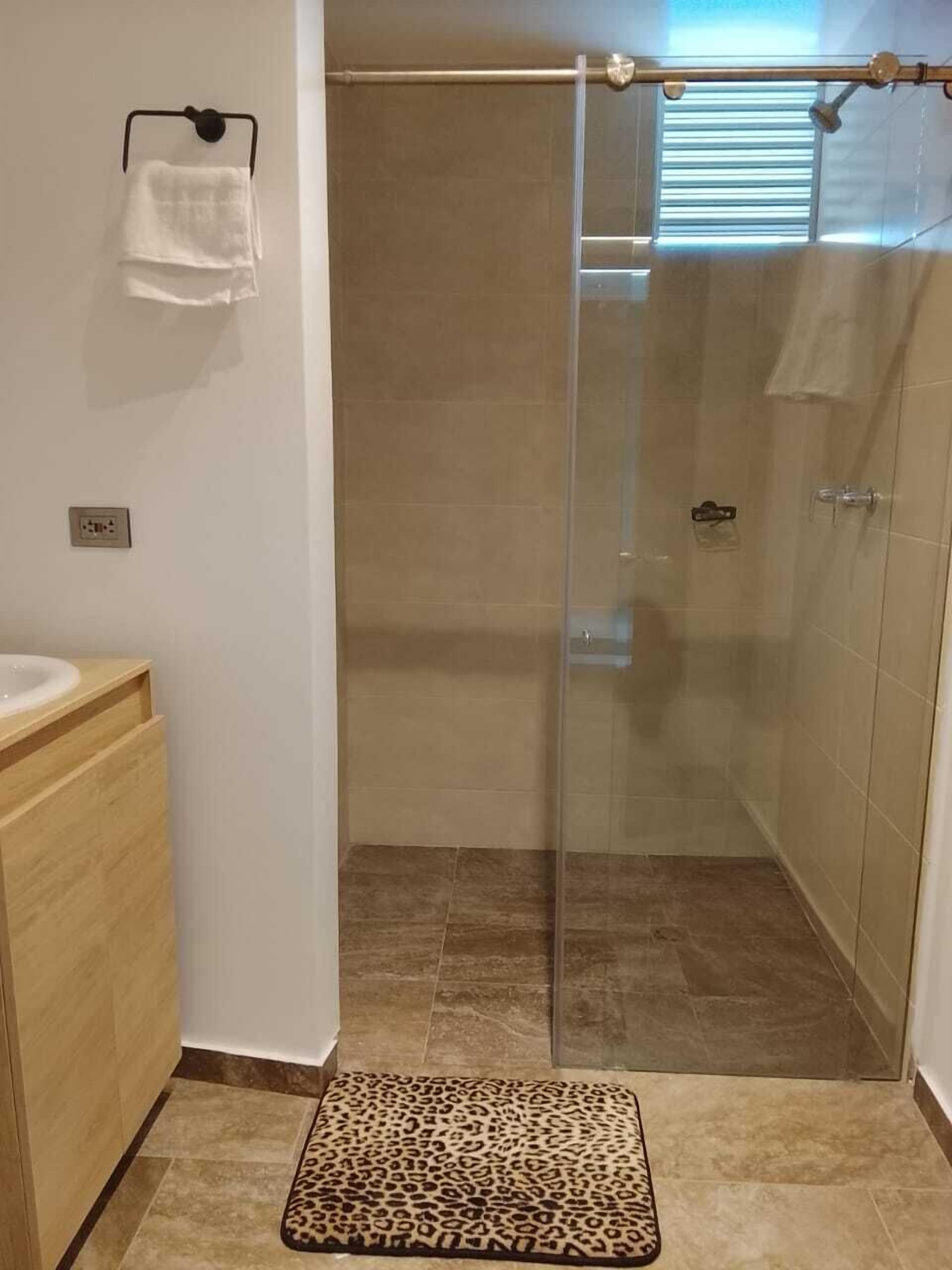 Doppia Comfort uso singolo, balcone, vista montagna | Bagno | Doccia, asciugamani, sapone, shampoo