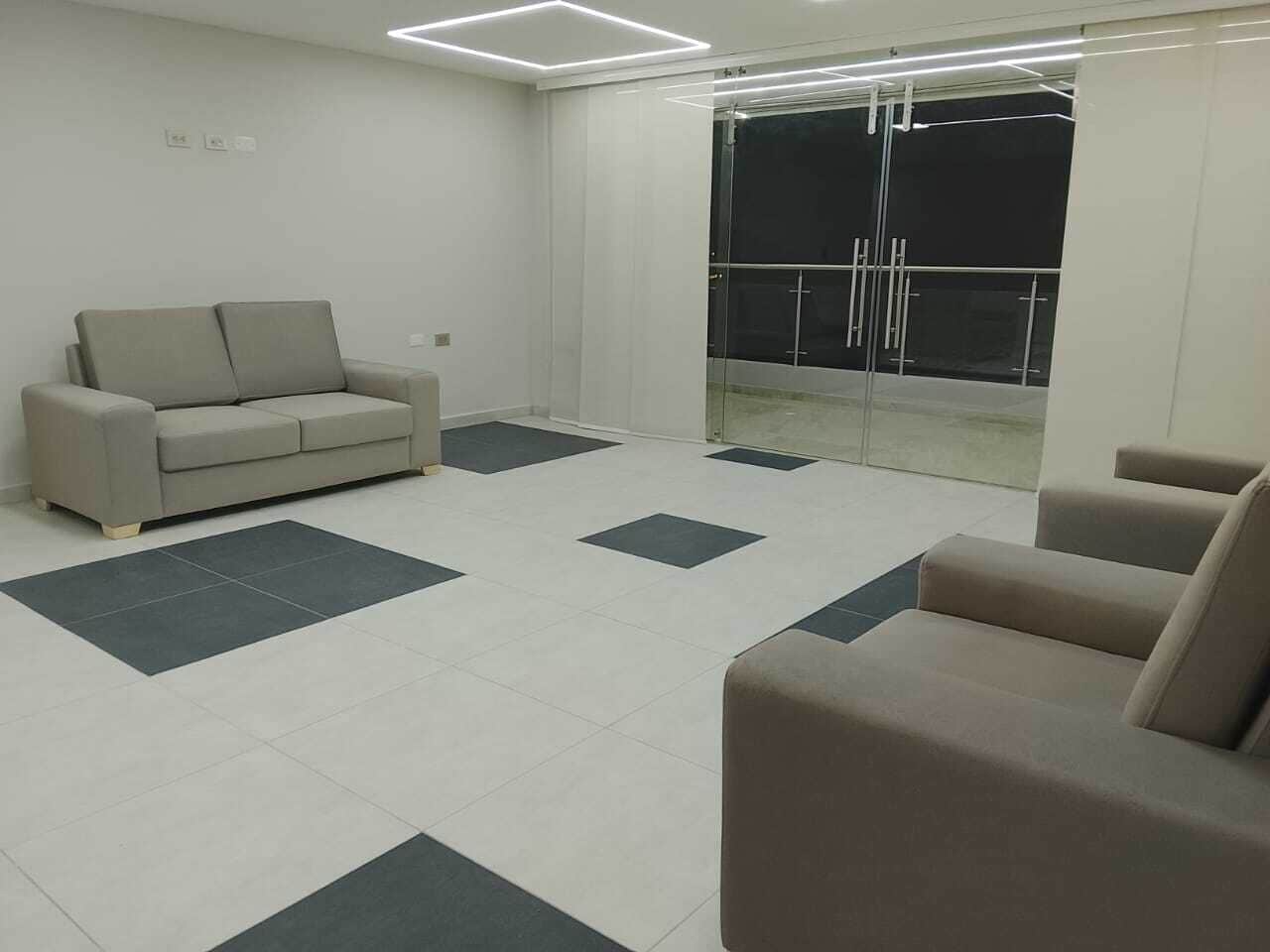 Camera familiare, balcone, vista città | Area soggiorno