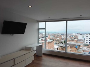 Quarto quádruplo luxo, vista para a cidade | Escrivaninha, espaço de trabalho para notebook, Wi-Fi de cortesia