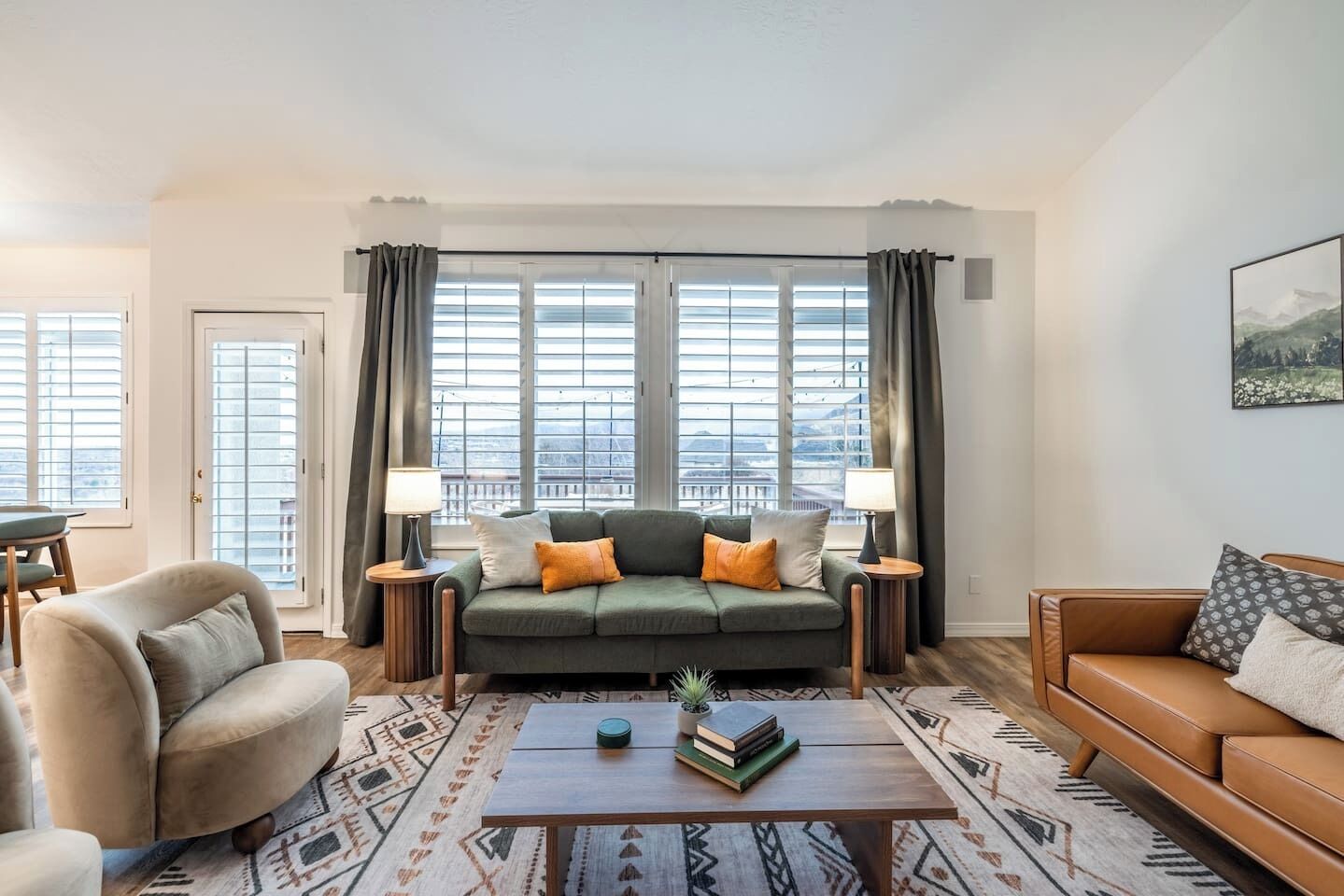 Télévision, cheminée, baby-foot, livres