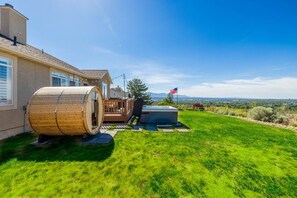 Una casa con sauna, jacuzzi y una bandera.