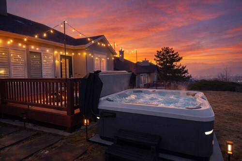 Spacious Retreat ~ Game Room, Theatre, BBQ, Sauna