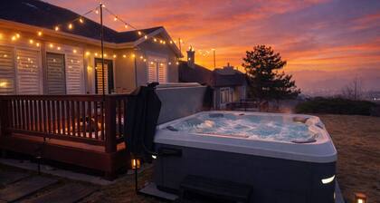 Spacious Retreat ~ Game Room, Theatre, BBQ, Sauna