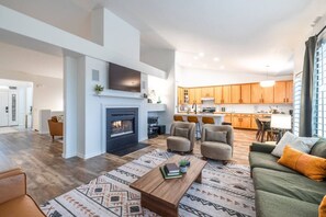 Una televisión, una chimenea, un futbolín, libros