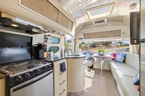 Fridge, microwave, oven, stovetop - Ultimate Airstream - OMG Views, Hot Tub, Fire Pits,Outdoor Living, Pet Friendly (Escondido)