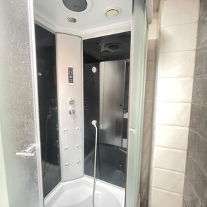 Bidet, toallas, jabón, papel de baño