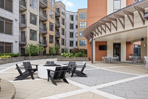 Outdoor dining - Luxurious Downtown High floor Corner-2bd2bth-#420- Parking included (Nashville)
