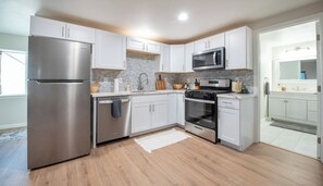 Refrigerador, microondas, horno y parrilla de estufa 