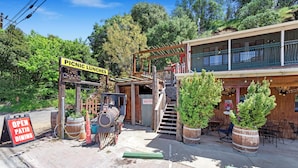 A restaurant with outdoor seating, a sign for picnic lunches, and a sign for open patio dining. - Redwood Loft - 2 Minutes from Sequoia National Park (Three Rivers)