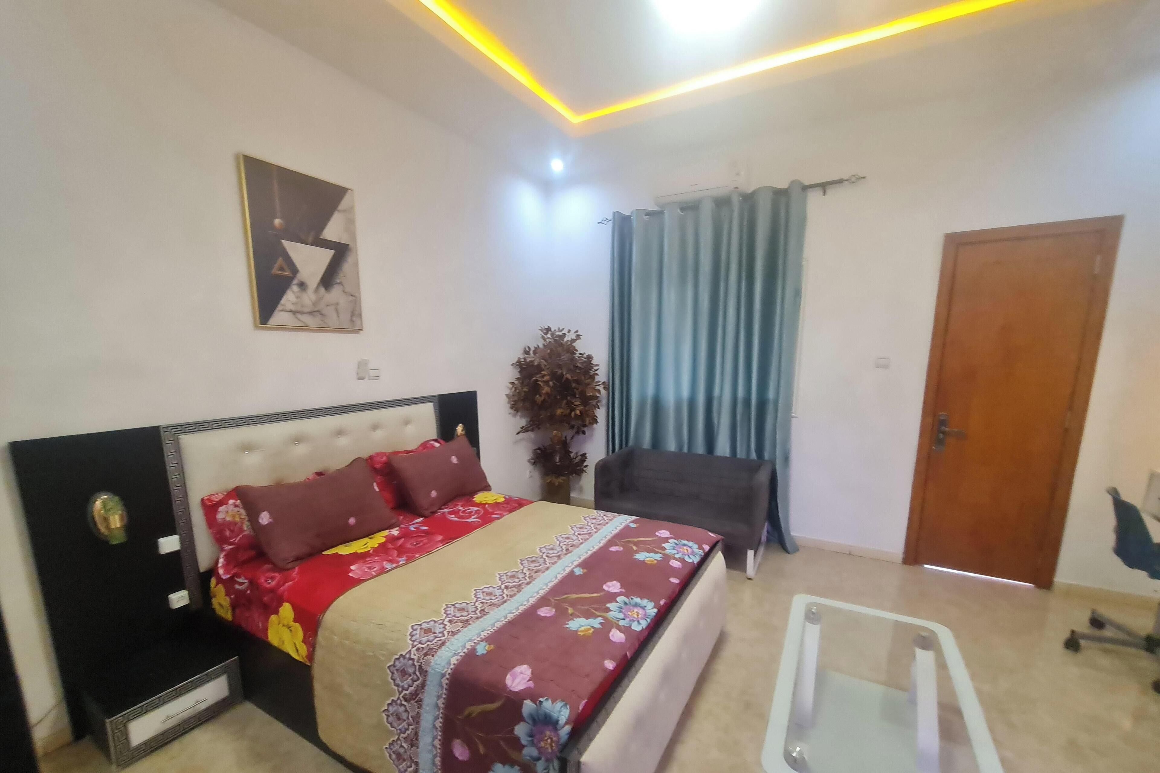 Iron/ironing board, WiFi, bed sheets