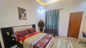 Iron/ironing board, WiFi, bed sheets