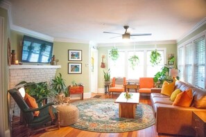 TV - NEW HOT DEAL-Charming Beachside House w. Private Pool, Walk to Beach-Flagler Ave (New Smyrna Beach)