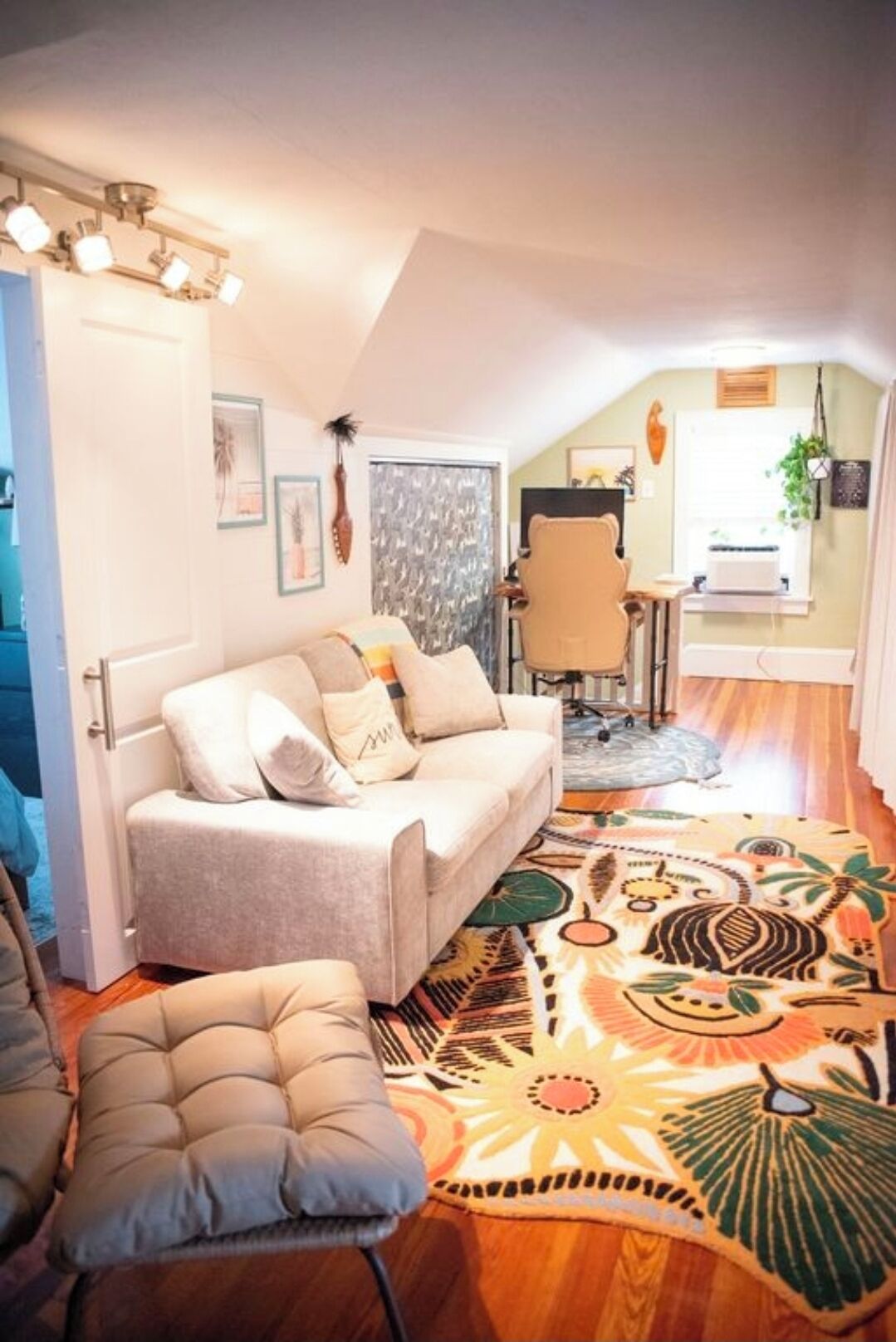 Un salon chaleureux avec un canapé, un fauteuil et un tapis à motifs.