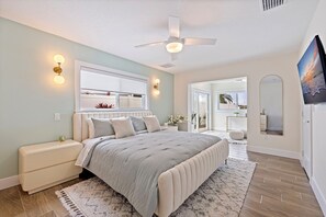 3 bedrooms, free WiFi, bed sheets - 370 Turtle Cove – Waterfront Luxury w/ Heated Pool, Fire Pit, Bikes & Walk to Beach (Indian Rocks Beach)