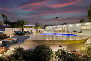 A heated pool - 370 Turtle Cove – Waterfront Luxury w/ Heated Pool, Fire Pit, Bikes & Walk to Beach (Indian Rocks Beach)