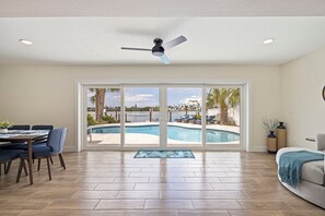 A heated pool - 370 Turtle Cove – Waterfront Luxury w/ Heated Pool, Fire Pit, Bikes & Walk to Beach (Indian Rocks Beach)
