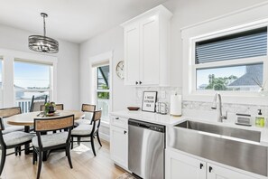 Fridge, microwave, oven, stovetop - Salty Sunrise - Your Private Heated Pool Paradise In Indian Rocks Beach Only Minutes To The Beach (Indian Rocks Beach)