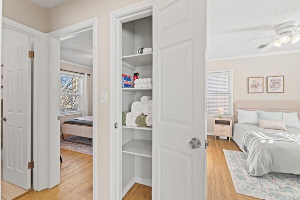 3 bedrooms, Internet, bed sheets - Quiet & Cozy Shawnee Home in Centralized Location (Shawnee)