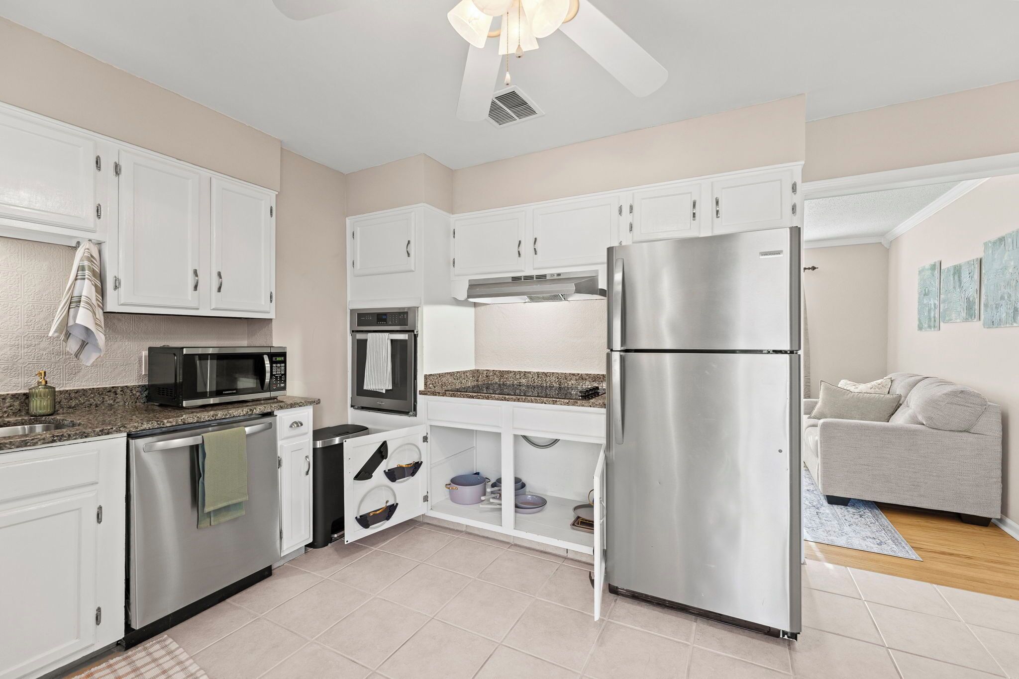 Mikrowelle, Ofen, Herdplatte, Geschirrspüler