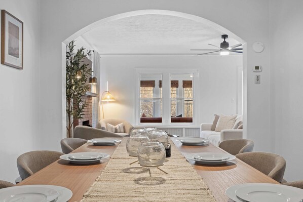 Dining - Game RM, Hot Tub, Sauna, Fire pit, BBQ — Summersville Lake - New River Gorge (Summersville)