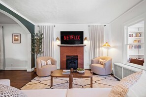 Smart-tv, bordsfotboll, böcker och en stereo