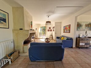 TV - Villa PALOMA - 4 Bedrooms, Pool  et  Jacuzzi, Walking Distance to the Beach (PIETROSELLA)