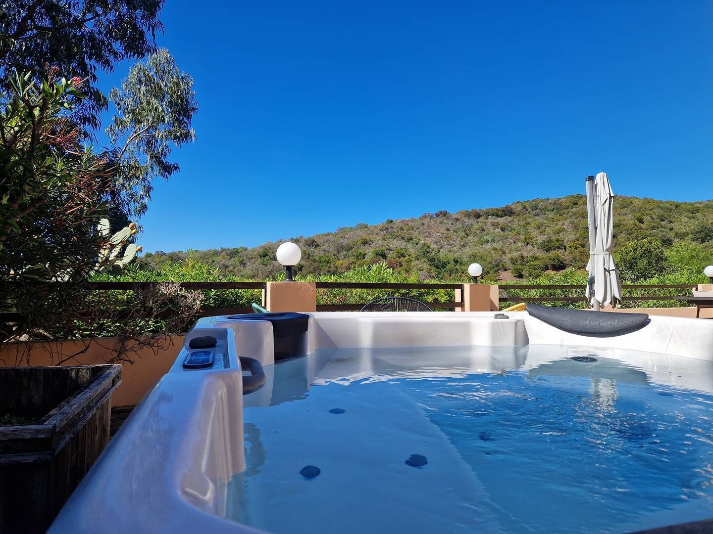 Outdoor spa tub