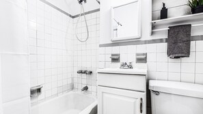 Secadora de cabello, toallas, jabón, shampoo 