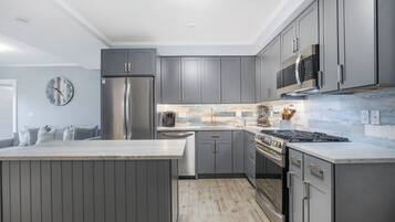 Réfrigérateur, micro-ondes, four, plaque de cuisson