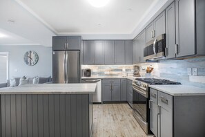 Een koelkast, een microgolfoven, een oven, een kookplaat