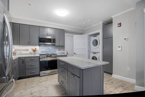 Een koelkast, een microgolfoven, een oven, een kookplaat