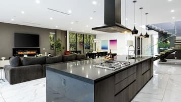 House (6 Bedrooms) | Interior