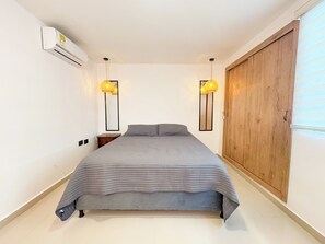 1 slaapkamer, een strijkplank/strijkijzer, gratis wifi, beddengoed