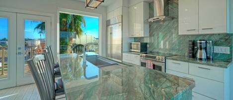 House (6 Bedrooms) | Interior