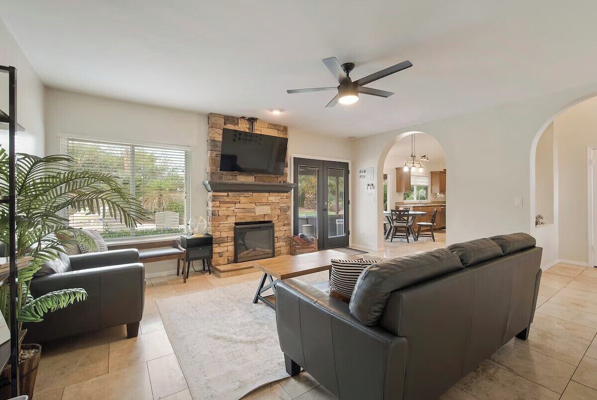 Quadruple Room | Living area