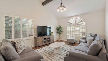 Quadruple Room | Living area