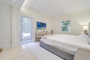 Iron/ironing board, WiFi, bed sheets - High-End House with Heated Pool, outdoor TV (Miami Shores)