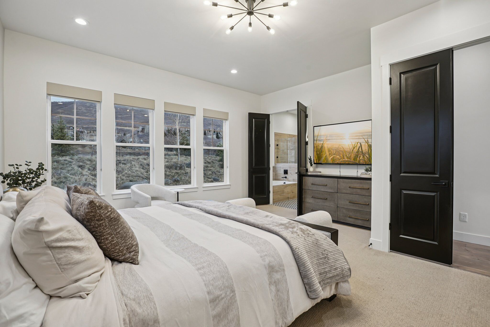 Tabla de planchar con plancha, cuna de viaje, wifi gratis y ropa de cama