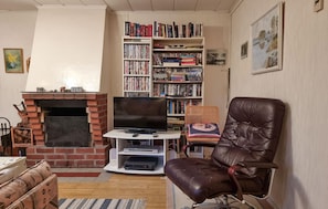 Fernseher, Kamin, DVD-Player