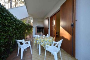 Outdoor dining - Holiday apartment with air conditioning and garden (Bibione)