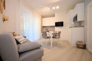 TV - Holiday apartment with air conditioning and balcony (Bibione)