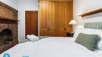 Escritorio, tabla de planchar con plancha, wifi y ropa de cama