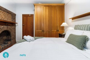 Escritorio, tabla de planchar con plancha, wifi y ropa de cama 