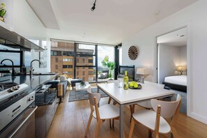 Fridge, microwave, oven, stovetop - Stylish CBD Apartment Near Theatres & MCG (Melbourne)