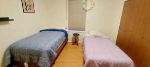2 bedrooms, iron/ironing board, free WiFi, bed sheets - 2BR Home with Mountain Views, Near Transit, w/ Workspace + Gym. Pets on approval (Coquitlam)
