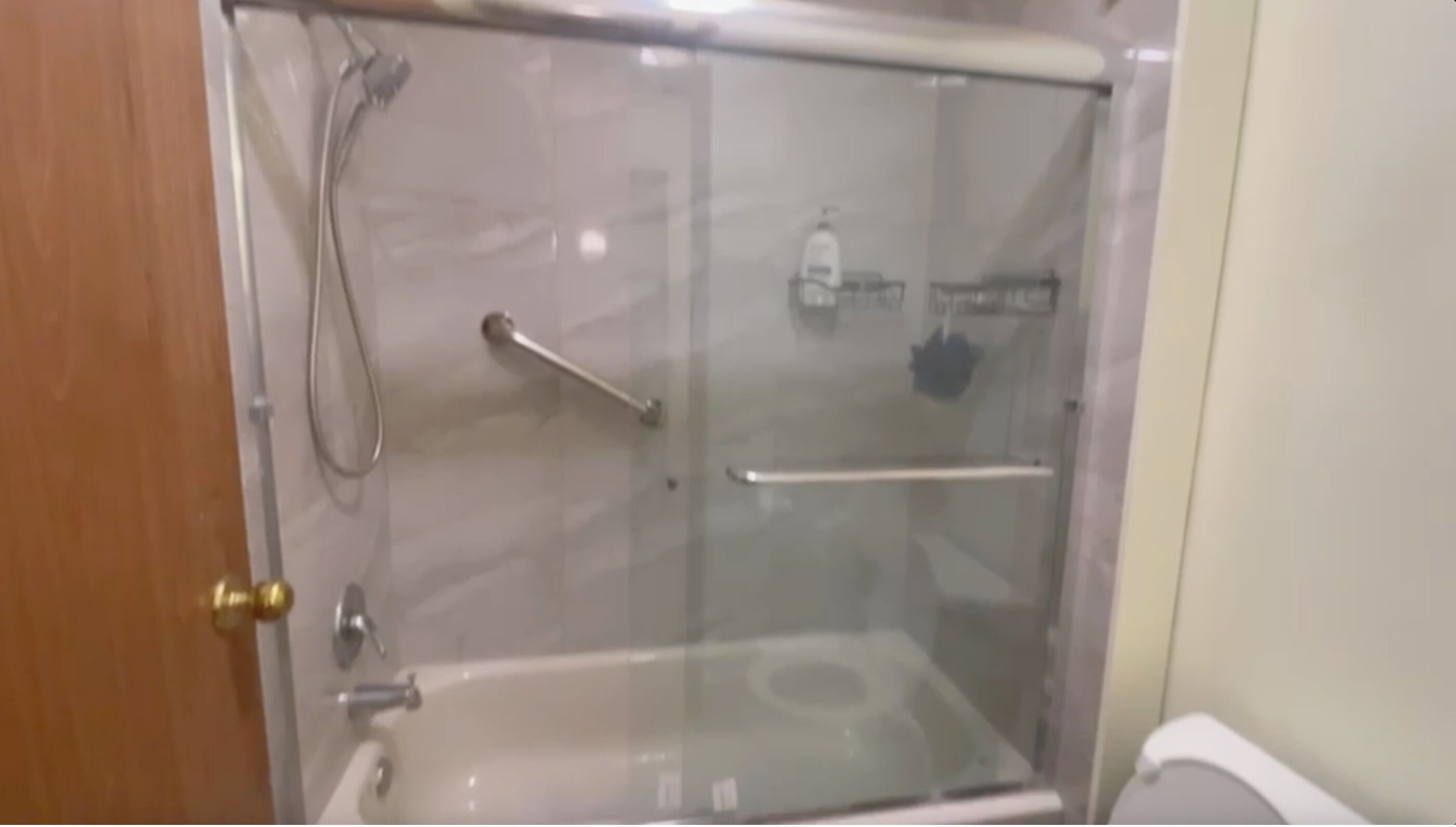 Haartrockner, Bidet, Handtücher, Seife