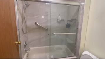 Haartrockner, Bidet, Handtücher, Seife